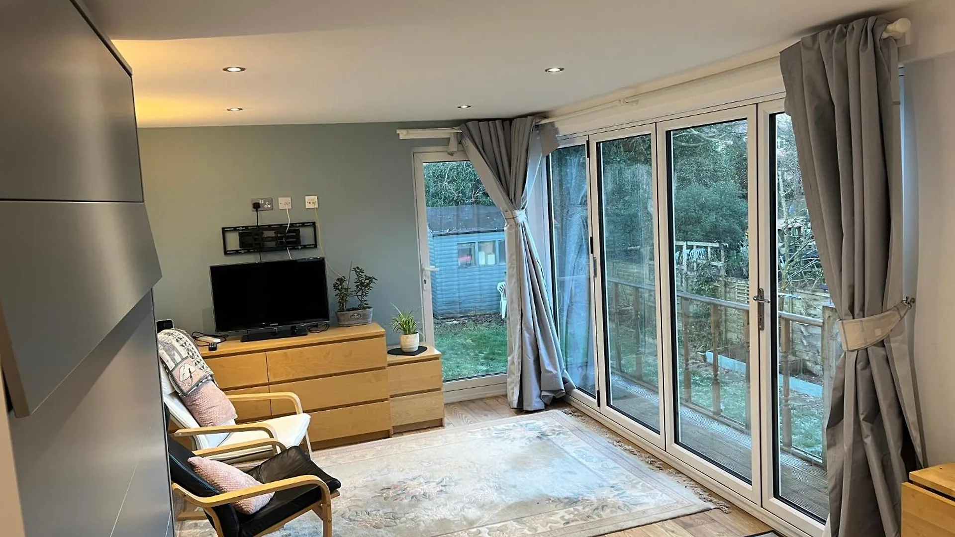 Tiny House With Pull Down Bed Appartement Cottingham